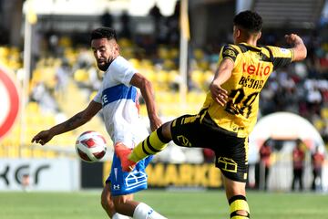 Levit Béjar en un duelo con Mauricio Isla, uno de sus referentes.