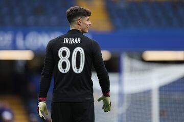 El portero del Chelsea Kepa Arrizabalaga ha querido homenajear al 'Txopo' Iribar. El portero vasco salió en el calentamiento del partido del Chelsea frente al Leeds con una camiseta negra con el nombre de Iribar y con el número 80.