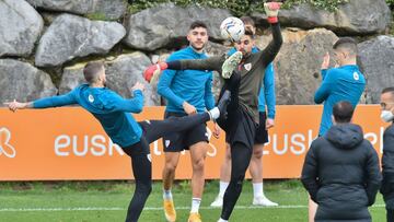 Ezkieta con Iñigo Martínez, Sancet y Núñez en un rondo de hoy.