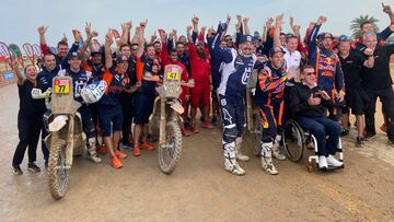 Miembros de KTM celebran la victoria de Kevin Benavides.