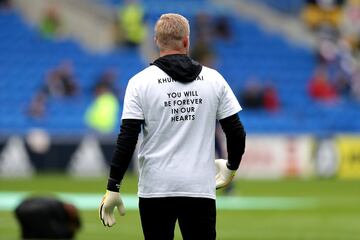 Kasper Schmeichel en el homenaje previo a Vichai Srivaddhanaprabhaal partido frente al Cardiff City.