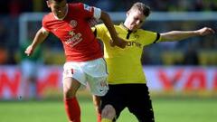 Piszczek intenta arrebatar un bal&oacute;n en el partido de ayer ante el Mainz.