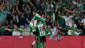 Los jugadores del Betis celebran un gol.