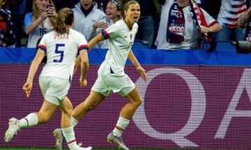 Tobin Heath celebra un gol de Estados Unidos.