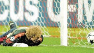 <b>CON LA GLORIA PERDIDA</b>. Oliver Kahn refleja la implacable degeneración del Bayern. Van Nistelrooy no pasa por sus mejores momentos en el Manchester, peleado con Ferguson, y Buffon no basta en una Juve en la que Nedved no está para el Balón de Oro y que tiene a 10 jugadores por encima de los 30 años de edad.