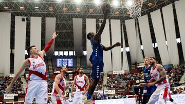 GRAF3581. SAN SEBASTIÁN, 31/03/2018.- El base canadiense del Delteco GBC, Kenny Chery (c), anota una canasta ante la presencia de jugadores del Baskonia, durante el partido de hoy en el San Sebastián Arena 2016, correspondiente a la jornada