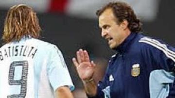 <b>UN CAPOTE</B>. Batistuta le ha echado un capote al seleccionador argentino, a quien ha elogiado a pesar de la eliminación de Argentina en el Mundial a las primeras de cambio.
