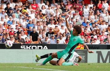 El jugador rojiblanco, Witsel, no pudo parar el remate de Hugo Duro que supuso el segundo para el Valencia. 