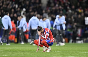 El defensa uruguayo del Atlético de Madrid, José María Giménez, reacciona tras la tanda de penaltis.