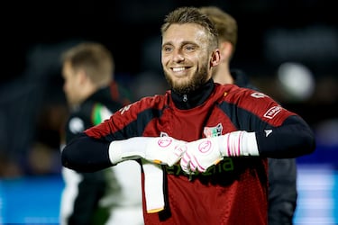  Jasper Cillessen es recordado principalmente por su paso por el AFC Ajax y por ser el segundo portero del F.C. Barcelona. Actualmente defiende la portería del NEC Nimega de la Eredivisie.