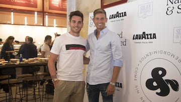 Ibai Gómez con Marcos Llorente en el restaurante.