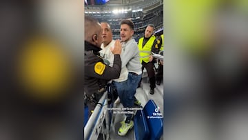 Bochornosa pelea entre dos adultos por la camiseta de Brahim en la grada: no se quedó ninguno de los dos con ella