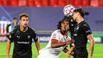 Koundé pugna con Jonas Martin.