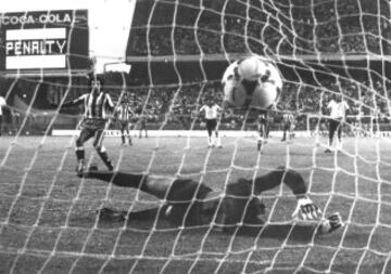 Jugó 12 temporadas en Primera. Cuatro en el Atlético, siete en el Real Madrid y una en el Rayo. Marcó 234 goles.