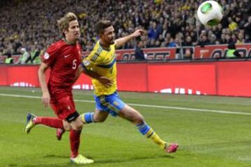 Fabio Coentrao y Per Nilsson durante el partido que enfrenta a la selección de portugal con la de Suecia, para la clasificación para el Mundial de Brasil 2014 en el Friends Arena de Solna.