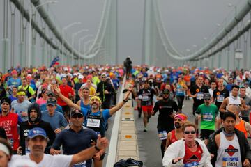 El grupo de participantes a su paso por el Verrazano-Narrows Bridge.