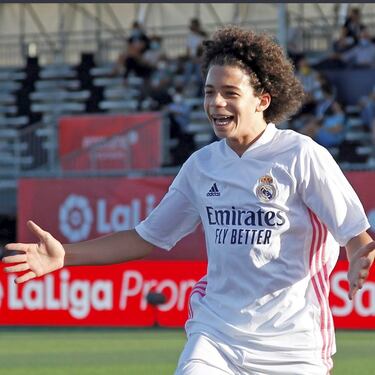 El hijo mayor de Marcelo luce un afro similar al del lateral madridista y lo hace más cerca de la portería rival: es delantero centro. Tiene 12 años, viste el 9 en el Infantil B, es muy rematador y la semana pasada le hizo un póker de goles al Complutense Alcalá con una exhibición de habilidades: dos dianas con la diestra y las otras dos, con la zurda.