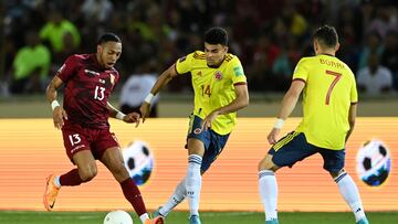 Luis Díaz con la pelota ante Venezuela.