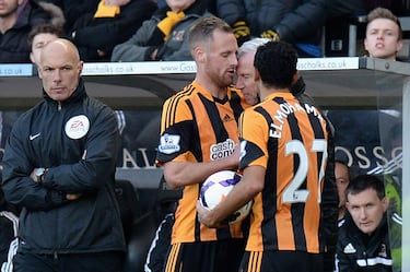El entrenador del Newcastle, Alan Pardew, le dio un cabezazo a Meyler, jugador del Hull City, en un partido de la Premier League en 2014, después de que el futbolista buscase un balón con efusividad para tratar de reanudar el juego con rapidez. El técnico fue expulsado y sancionado económicamente.