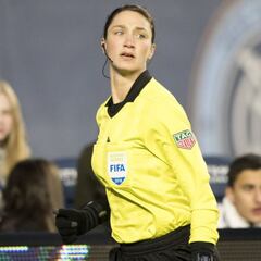 Kathryn Nesbitt, la estadounidense que hará historia con el arbitraje femenil en Qatar 2022