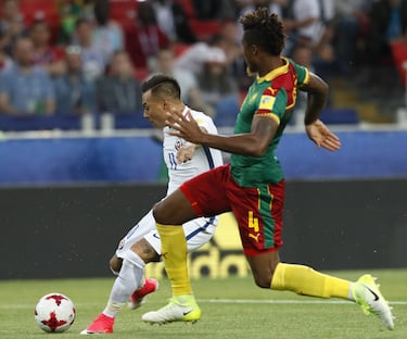 Moscow (Russian Federation), 18/06/2017.- Adolphe Teikeu (R) of Cameroon and Eduardo Vargas of Chile in action during the FIFA Confederations Cup 2017 group B soccer match between Cameroon and Chile at the Spartak Stadium in Moscow, Russia, 18 June 2017. (Camerún, Moscú, Rusia) EFE/EPA/YURI KOCHETKOV