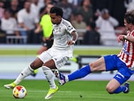 Atletico Madrid's English midfielder #04 Conor Gallagher tackles Real Madrid's Brazilian forward #11 Rodrygo during the Spanish Supercup semi-final football match between Atletico Madrid and Real Madrid at King Abdullah Sports City�in Jeddah on January 8, 2026. (Photo by Fadel SENNA / AFP)