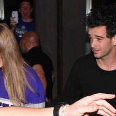 Amigos de Matty Healy critican a Taylor Swift e insultan a su mamá