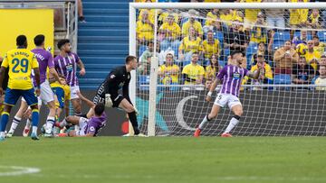 LAS PALMAS DE GRAN CANARIA, 07/12/2024.- La Unión Deportiva Las Palmas se adelanta en el marcador al Real Valladolid con un gol de Sandro Ramirez, durante el partido correspondiente a la jornada décimo sexta de LaLiga EA Sports que disputan este sábado Estadio de Gran Canaria. EFE/Quique Curbelo Kirian (i) y Juric (d)