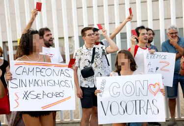 Con tarjetas rojas y pancartas reivindicativas los manifestantes piden la dimisión del presidente de la RFEF, Luis Rubiales.