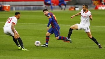 Diego Carlos y Jordán, ante Rakitic.