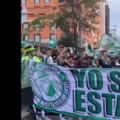 Hinchas de Nacional alientan antes de llegar a El Campín