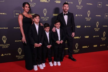 Lionel Messi y su esposa Antonella Roccuzzo posando con sus hijos en la alfombra roja.