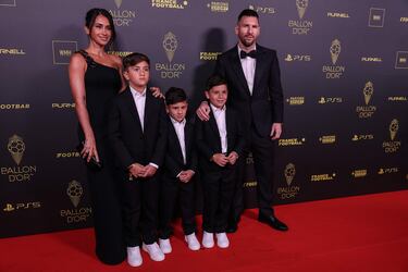 Lionel Messi y su esposa Antonella Roccuzzo posando con sus hijos en la alfombra roja.