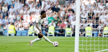 No podía fallar a su cita con el gol. Pase filtrado por Valverde a la carrera de Vinicius, que regateó a Sergio Herrera en su mano a mano para terminar firmando el 3-0 a placer.