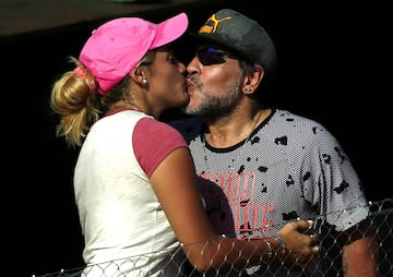  Diego Maradona besa a su novia Rocío Oliva en 2017. Es la última mujer conocida en la vida de Diego, que durante muchos años protagonizó continuas reconciliaciones y peleas con sus exparejas en medio de una espiral autodestructiva