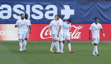 Benzema celebra con el equipo el definitivo 0-2 al Levante. 