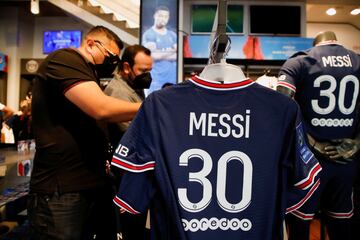 Numerosos aficionados del Paris Saint-Germain se han agolpado en la puerta de la tienda oficial del estadio para conseguir una camiseta del astro argentino.