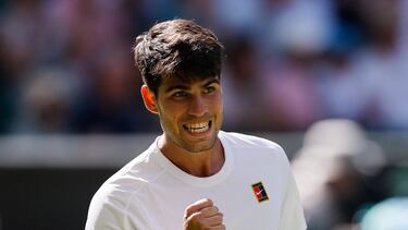 Carlos Alcaraz celebra un punto ante Fognini en Wimbledon.