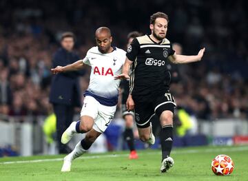 Tottenham, con Davinson Sánchez en la cancha, cayó en su casa ante Ajax en la semifinal de la Champions League. El gol de la victoria llegó a través de Van De Beek en el minuto 14.  
