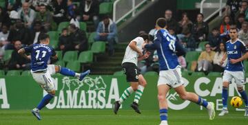 Colombatto, gracias al pie que metió Mantilla, fue el autor del primer gol del partido.