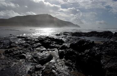 Imagen de una playa de Finisterre con el fuel en su orilla. 