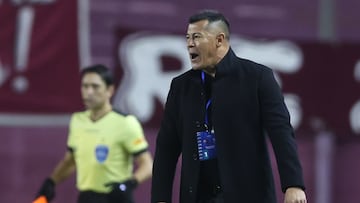 AME1985. BUENOS AIRES (ARGENTINA), 07/07/2022.- El entrenador Jorge Almirón de Lanús dirige hoy a sus jugadores contra Independiente del Valle, durante un partido por los octavos de final de la Copa Sudamericana en el estadio La Fortaleza en Buenos Aires (Argentina). EFE/Juan Ignacio Roncoroni
