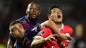 Según el rotativo portugués, visores de ambos equipos ingleses se hicieron presentes en el más reciente juego del Benfica, específicamente para observar al mexicano.
