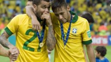 Alves dialoga con Neymar tras el Brasil-España.