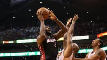 LeBron James (Miami Heat) trata de encestar ante P.J. Tucker (Phoenix Suns).