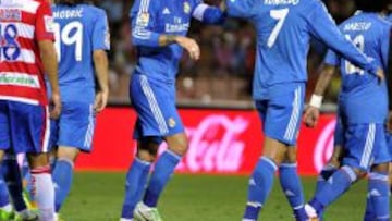 Sergio Ramos y Cristiano Ronaldo celebran el gol del Madrid en Granada.