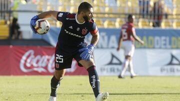 Johnny Herrera juega la pelota.