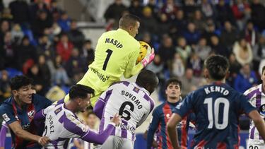 HUESCA - VALLADOLID. Masip atrapa un balón.