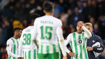 Los jugadores del Betis, tras caer en Glasgow.