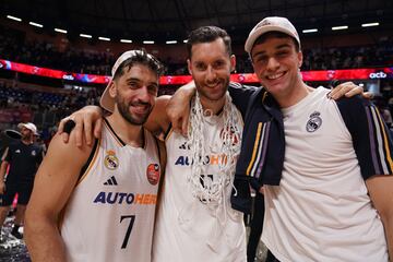 Facundo Campazzo, MVP del partido, con Rudy Fernández, capitán del Real Madrid y Carlos Alocén.